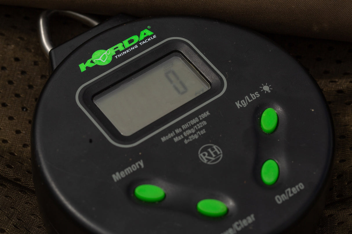 Close-up of the faceplate showing the four rubber buttons, the LCD window and the Max 60kg / 132lb, d=25g/1oz legend