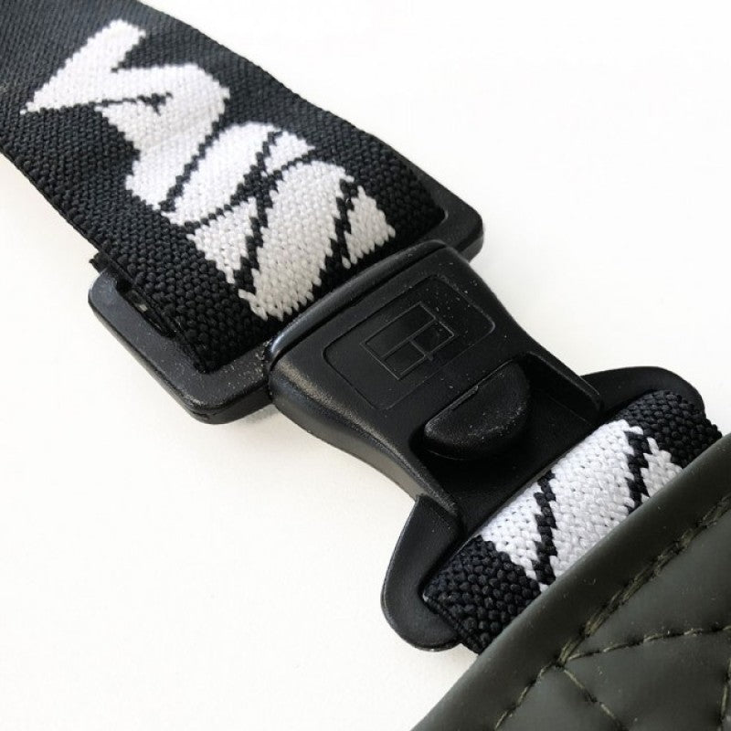 Vass-Tex 650 chest wader black and white elasticated VASS brace and quick-release buckle close-up